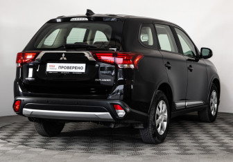 Подержанный автомобиль Mitsubishi Outlander 2017 года (5 фото)