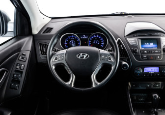 Подержанный автомобиль Hyundai ix35 2015 года (11 фото)