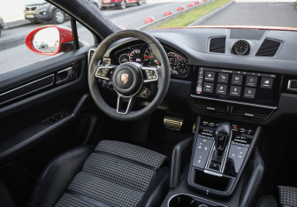 Подержанный автомобиль Porsche Cayenne 2019 года (12 фото)