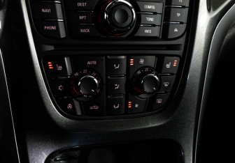 Подержанный автомобиль Opel Astra Sedan 2012 года (15 фото)