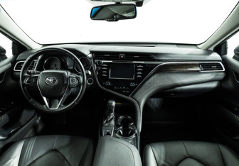 Подержанный автомобиль Toyota Camry Sedan 2018 года (13 фото)