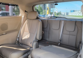 Подержанный автомобиль Kia Carnival 2018 года (15 фото)