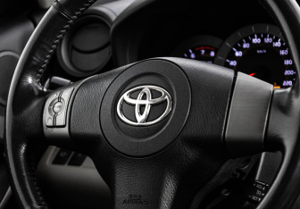 Подержанный автомобиль Toyota RAV4 2006 года (12 фото)