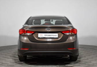 Подержанный автомобиль Hyundai Elantra Sedan 2015 года (6 фото)