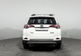 Подержанный автомобиль Toyota RAV4 2016 года (6 фото)