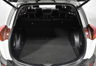 Подержанный автомобиль Toyota RAV4 2015 года (22 фото)