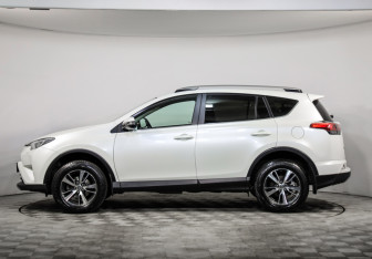 Подержанный автомобиль Toyota RAV4 2017 года (8 фото)