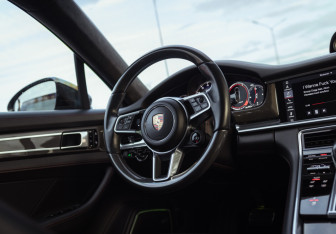 Подержанный автомобиль Porsche Panamera Wagon 2019 года (14 фото)