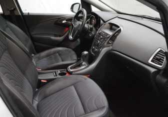 Подержанный автомобиль Opel Astra Sedan 2013 года (11 фото)
