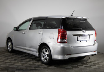 Подержанный автомобиль Toyota Wish Compactvan 2005 года (7 фото)
