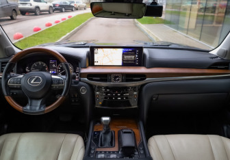 Подержанный автомобиль Lexus LX 2016 года (10 фото)