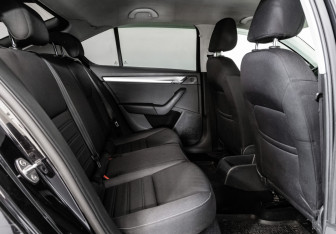 Подержанный автомобиль Skoda Octavia Liftback 2017 года (14 фото)