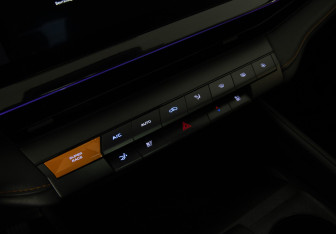 Подержанный автомобиль Changan UNI-V 2023 года (11 фото)