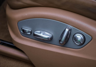 Подержанный автомобиль Porsche Cayenne 2011 года (30 фото)