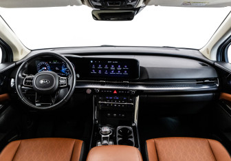 Подержанный автомобиль Kia Carnival 2021 года (11 фото)