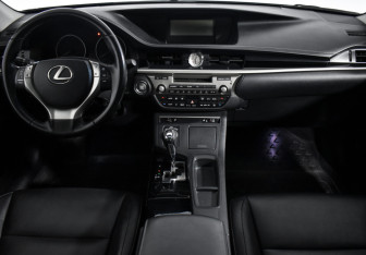 Подержанный автомобиль Lexus ES 2012 года (14 фото)