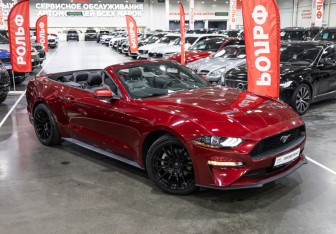 Подержанный автомобиль Ford Mustang Convertible 2019 года (12 фото)
