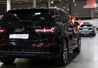 Подержанный автомобиль Audi Q7 2018 года (10 фото)