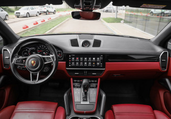 Подержанный автомобиль Porsche Cayenne 2021 года (14 фото)