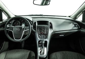 Подержанный автомобиль Opel Astra Hatchback 2013 года (13 фото)