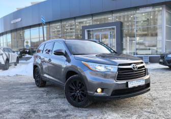Подержанный автомобиль Toyota Highlander 2014 года (3 фото)