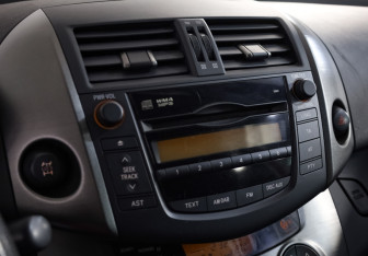 Подержанный автомобиль Toyota RAV4 2011 года (17 фото)