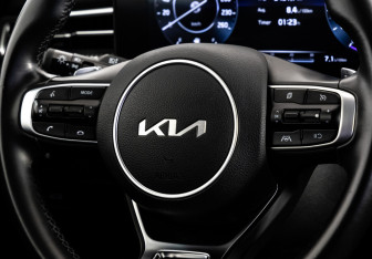 Подержанный автомобиль Kia K5 2022 года (14 фото)