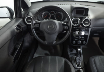 Подержанный автомобиль Opel Corsa 2013 года (10 фото)