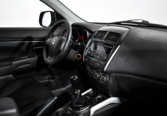 Подержанный автомобиль Mitsubishi ASX 2013 года (13 фото)