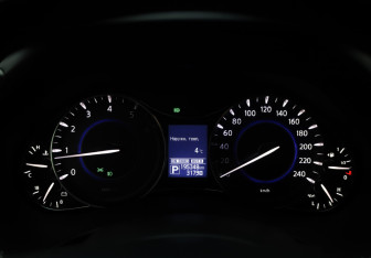 Подержанный автомобиль Infiniti QX80 2017 года (13 фото)