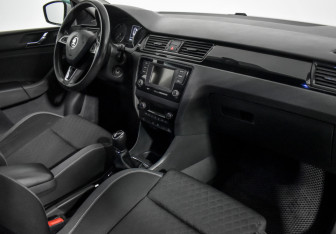 Подержанный автомобиль Skoda Rapid Liftback 2015 года (14 фото)