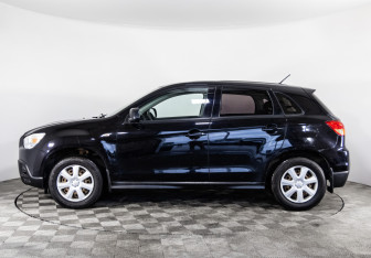 Подержанный автомобиль Mitsubishi ASX 2012 года (8 фото)