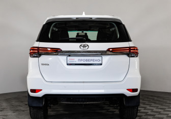 Подержанный автомобиль Toyota Fortuner 2019 года (6 фото)