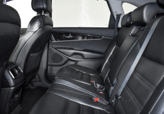 Подержанный автомобиль Kia Sorento 2017 года (12 фото)