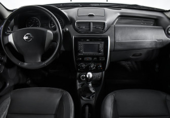 Подержанный автомобиль Nissan Terrano 2015 года (15 фото)