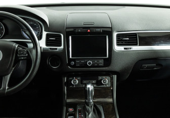 Подержанный автомобиль Volkswagen Touareg 2012 года (14 фото)