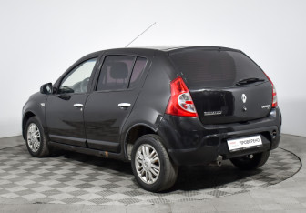 Подержанный автомобиль Renault Sandero 2013 года (7 фото)