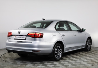 Подержанный автомобиль Volkswagen Jetta Sedan 2018 года (5 фото)