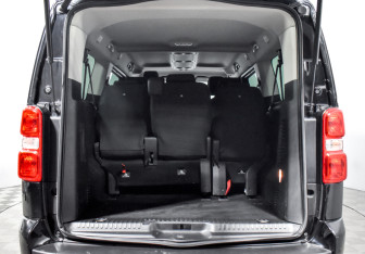 Подержанный автомобиль Peugeot Traveller 2020 года (18 фото)