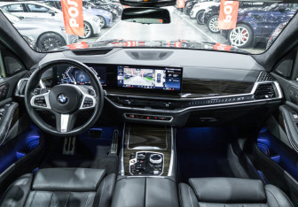 Подержанный автомобиль BMW X7 2023 года (35 фото)