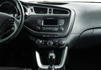 Подержанный автомобиль Kia Ceed Hatchback 2013 года (14 фото)