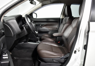 Подержанный автомобиль Mitsubishi Outlander 2019 года (10 фото)