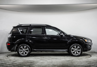 Подержанный автомобиль Mitsubishi Outlander 2012 года (4 фото)