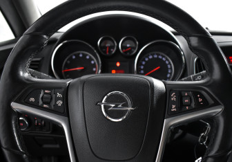 Подержанный автомобиль Opel Astra Hatchback 2012 года (15 фото)