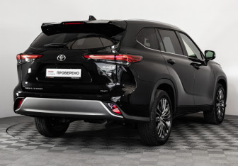 Подержанный автомобиль Toyota Highlander 2025 года (6 фото)