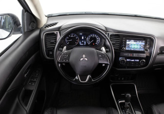 Подержанный автомобиль Mitsubishi Outlander 2017 года (10 фото)