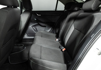 Подержанный автомобиль Skoda Rapid Liftback 2014 года (10 фото)