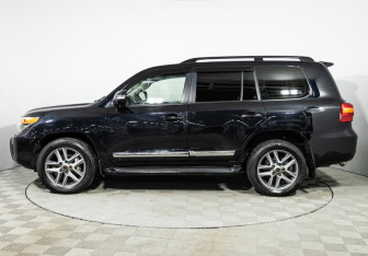Подержанный автомобиль Toyota Land Cruiser Suv 2012 года (8 фото)