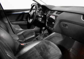 Подержанный автомобиль Skoda Octavia Liftback 2017 года (13 фото)