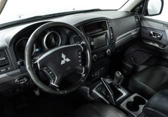Подержанный автомобиль Mitsubishi Pajero 2008 года (11 фото)